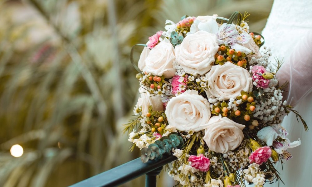 A bridal bouquet of roses (stock photo)
